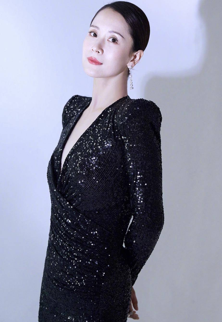 海清认真打扮气质超好看白衬衫配白色阔腿裤轻松打造高级感