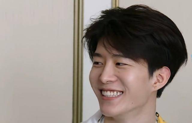 范丞丞太不讲卫生?看清他牙上的"黑色痕迹"后,粉丝都不忍直视!