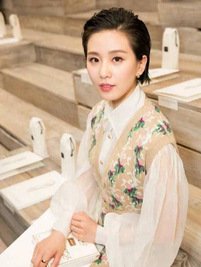 劉詩詩2022年首曬美照氣質溫婉優雅長髮披肩顏值身材真好