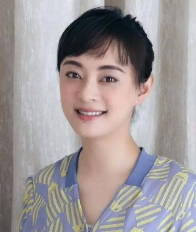 原创孙俪也变圆润了留起长发扎马尾好温柔穿水蓝衬衫有点显肚子