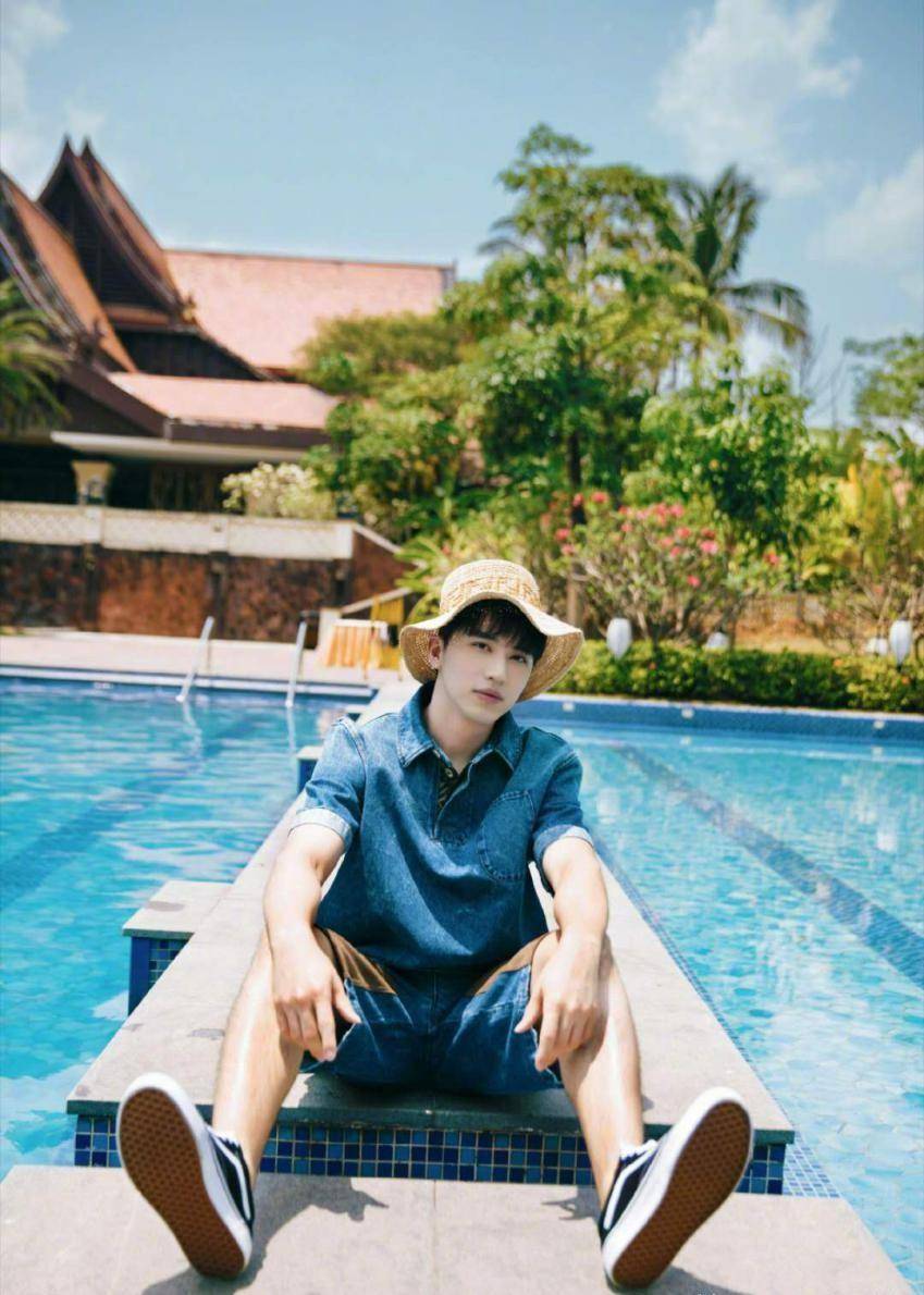 原创许魏洲男友风穿搭好帅蓝色牛仔套装搭帆布鞋清新个性又时髦