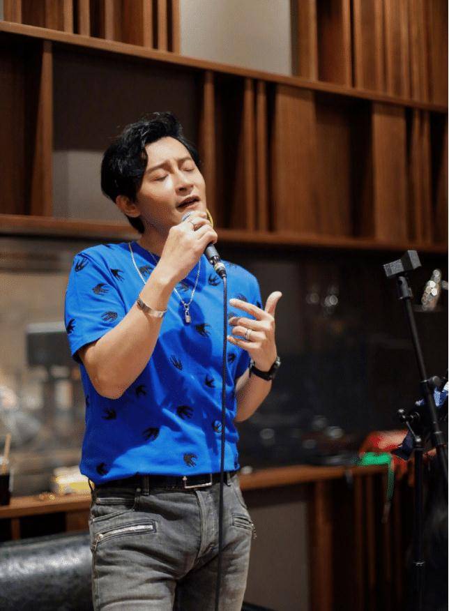 原创陈志朋短发气质清爽印花t恤搭牛仔裤人到中年少年感变明显了