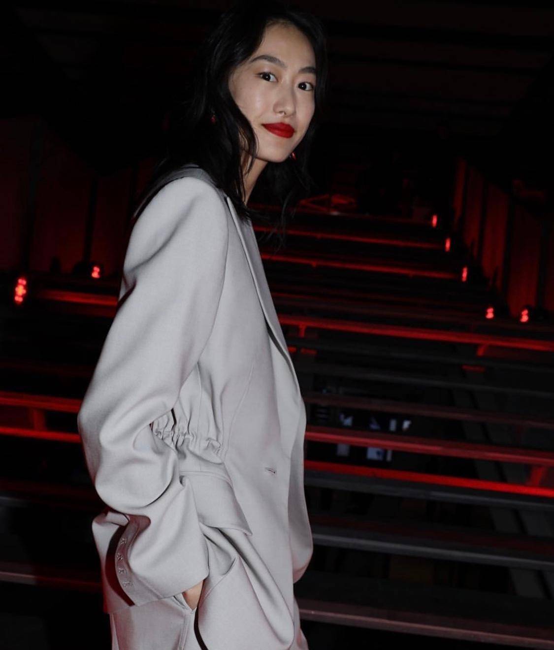 秦舒培这身材"绝"了,穿西服套装内搭背心身材凹凸有致,超好看_连衣裙