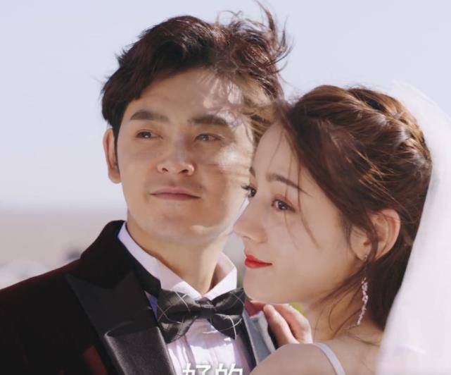迪丽热巴拍婚纱照,海风太大吹乱发型,谁注意搭档的举动?