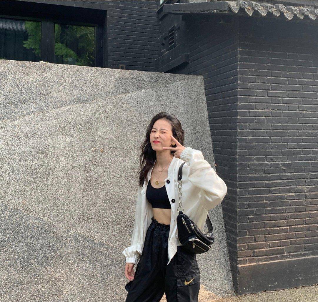 原创周雨彤私服好会搭印花牌扣短裤上搭纯白衬衫恣意灵动