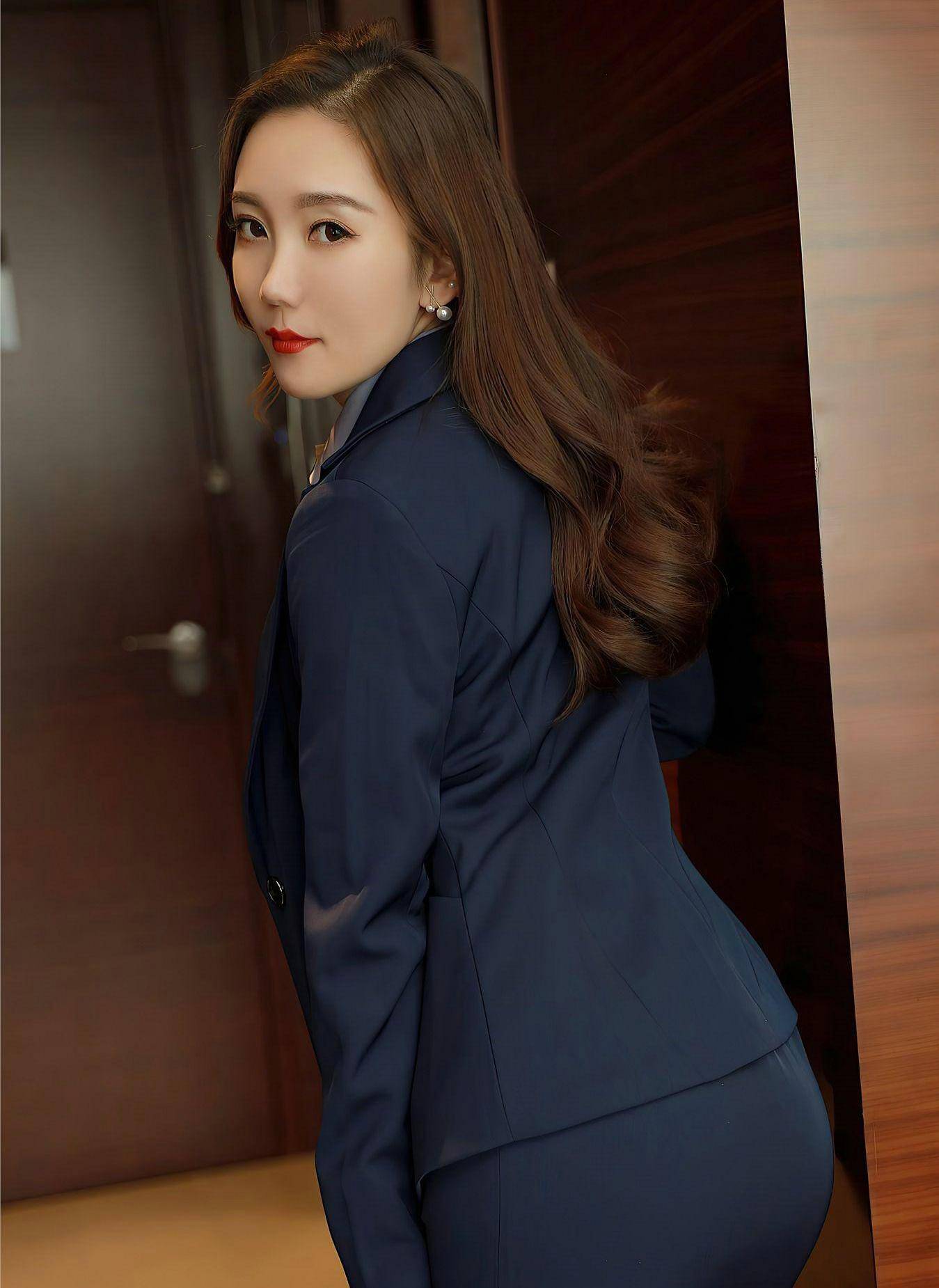 原创街拍美女精致的职业套装让人看起来特别优美彰显女性柔美气质