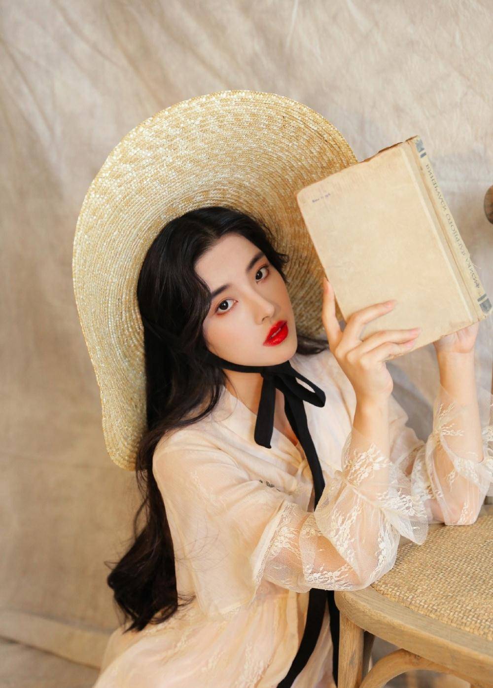 原创气质高冷的霸气御姐红唇大波浪卷发半透时尚长裙知性大方