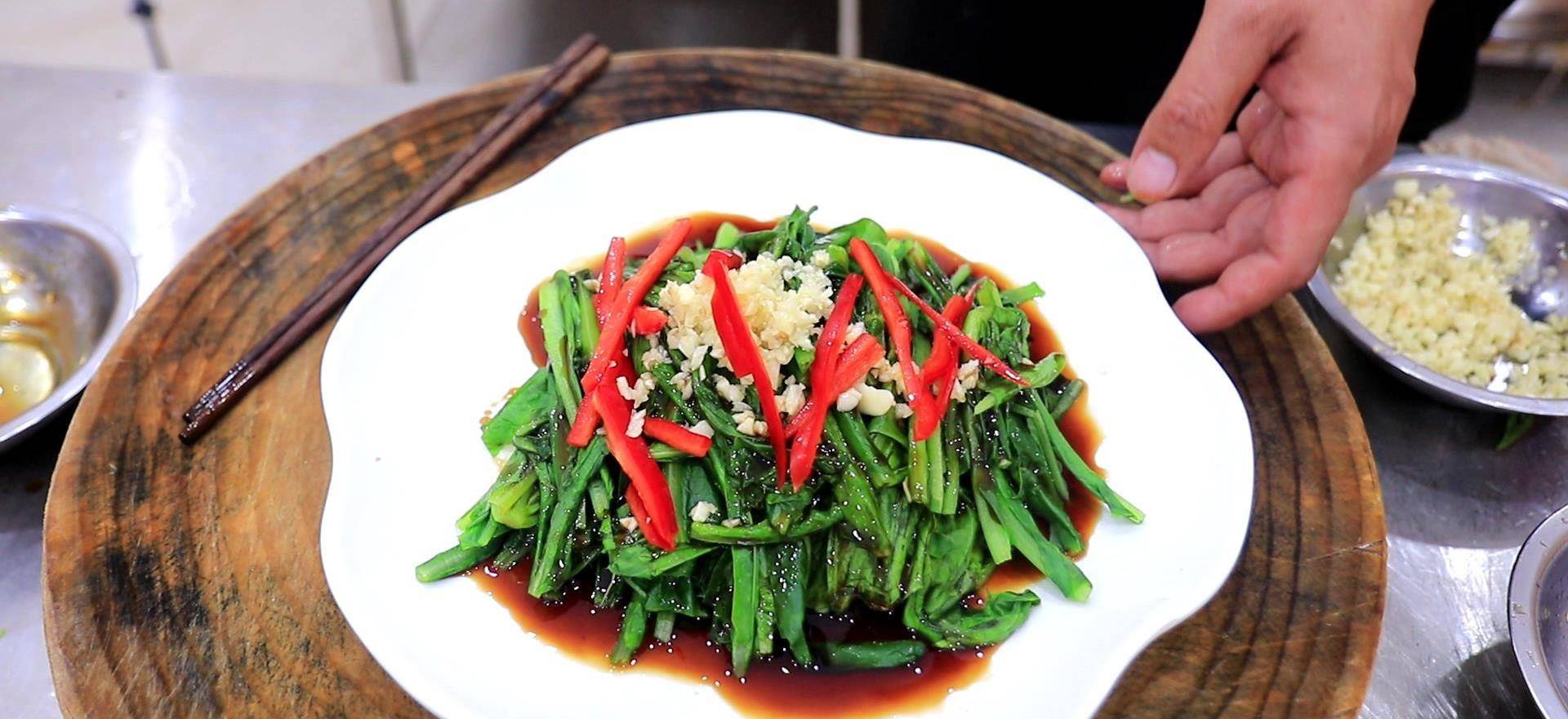 原创这样炒的蒜蓉油麦菜不出水不发黑成本只要两块钱几分钟搞定