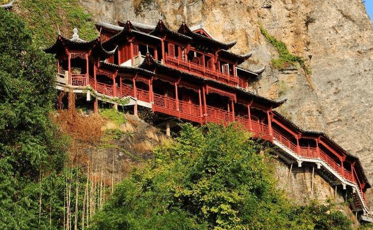 浙江的这处悬空寺，立于悬崖之上惊险无比，有着传奇的佛山