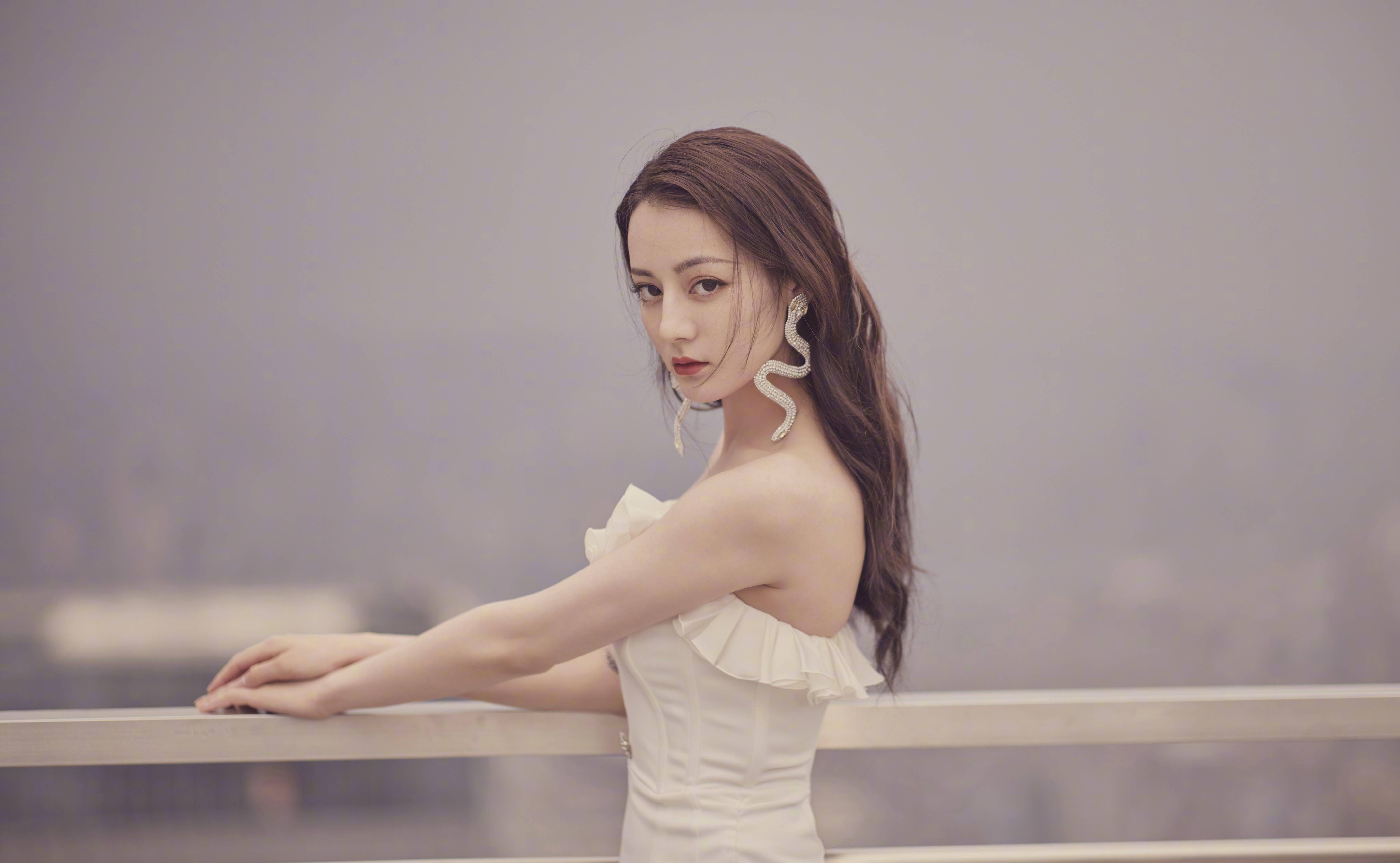 原创迪丽热巴高时尚长裙真实魅力无限白蛇耳饰更添高冷气场