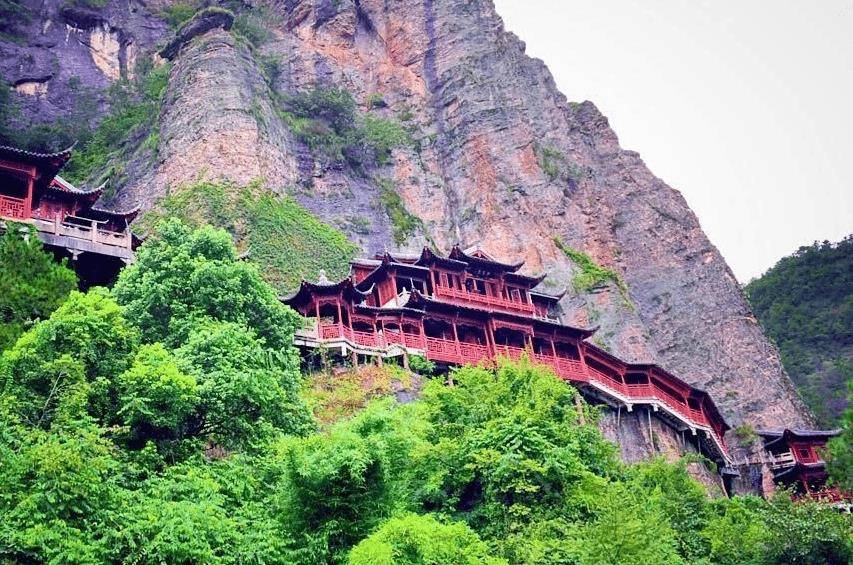 浙江的这处悬空寺，立于悬崖之上惊险无比，有着传奇的佛山