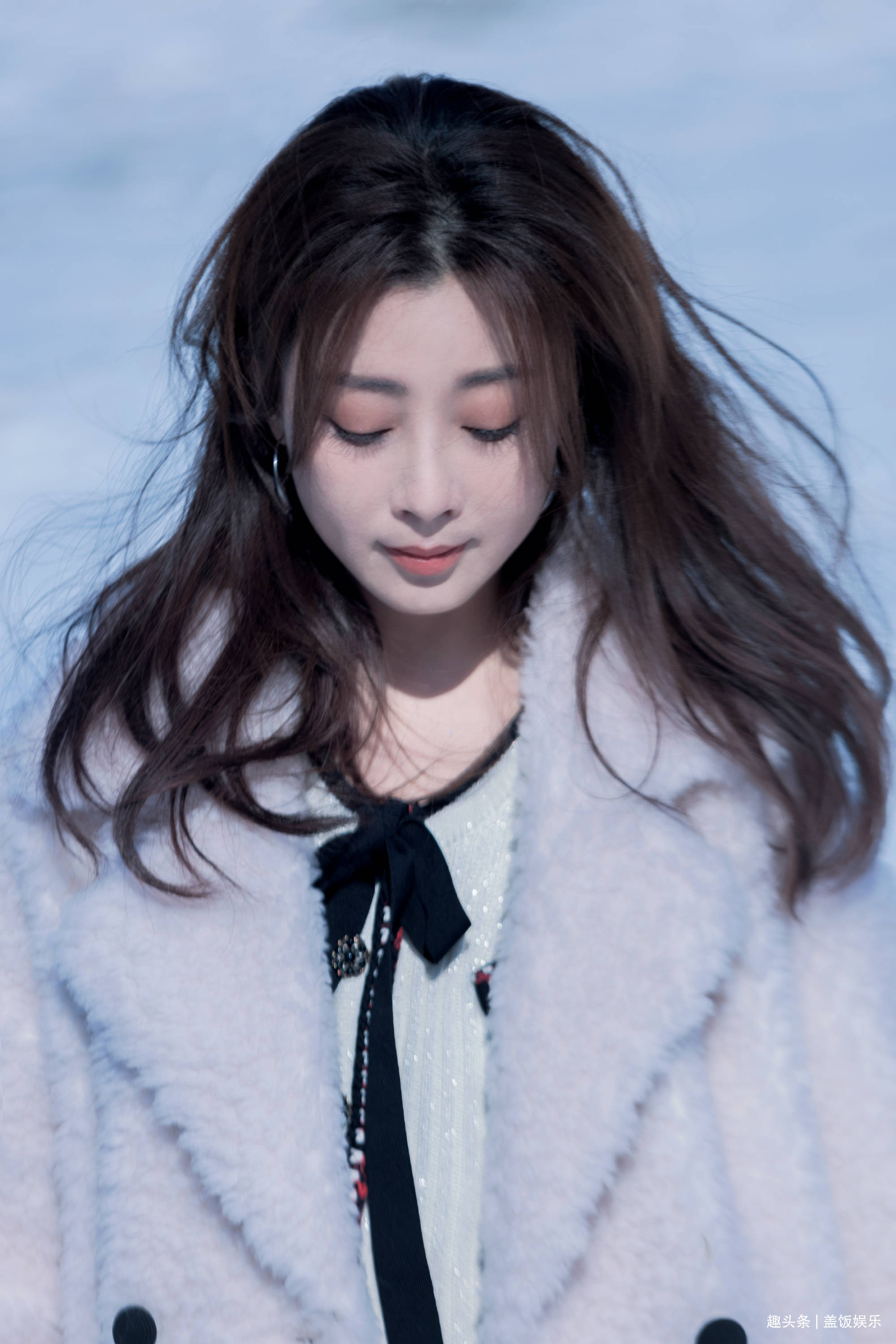 雪地拍摄露超细美腿,穿紧身针织裙女人味十足_身材_照片_外套