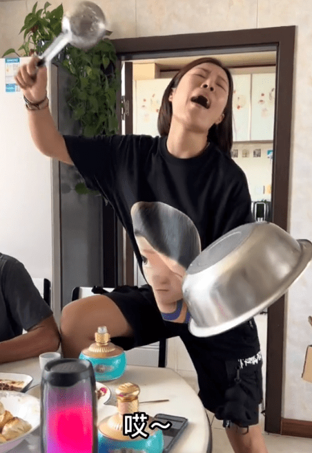 小黑姐:东北女孩"饭后清唱"圈粉千万,网友:被天使吻过的声音_实力派