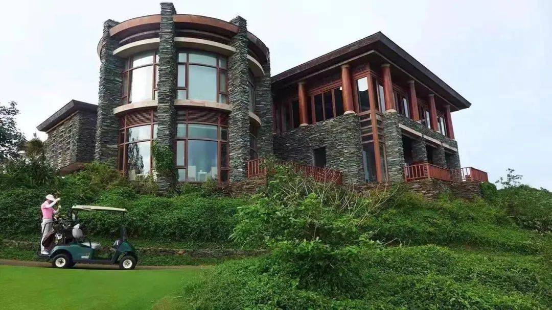 农家小屋的保留(图2)废弃的古围墙(图1)球场选址坐北朝南,面向大海