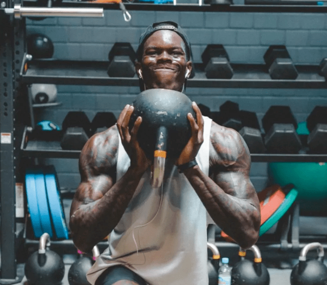 我们可以清晰看到施罗德身上的肌肉非常爆炸,手臂,肩膀上面的肌肉非常