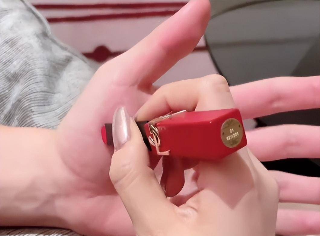 张馨予庆祝结婚4周年,在手中画心显甜蜜,网友却在关心孩子问题_何捷