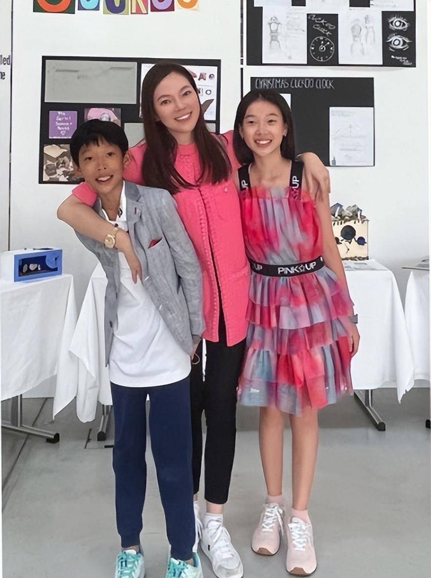 高颜值女儿穿百元裙长腿吸睛,小儿子神似爸_曾馨莹_妈妈_穿着