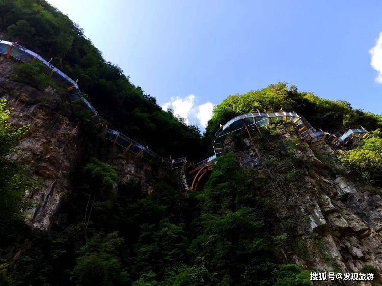 瀑布成群山峰迷人峡谷奇观天然风景