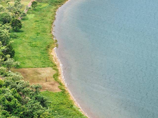 湛江神秘湖泊清澈见底，湖边游鱼众多，曾经居然是巨大火山口