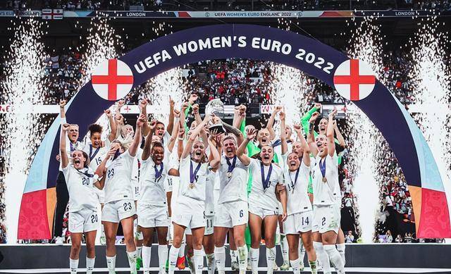 “英格兰”英格兰女足夺冠，美女球员脱衣庆祝，硬核身材让国足水桶腰汗颜