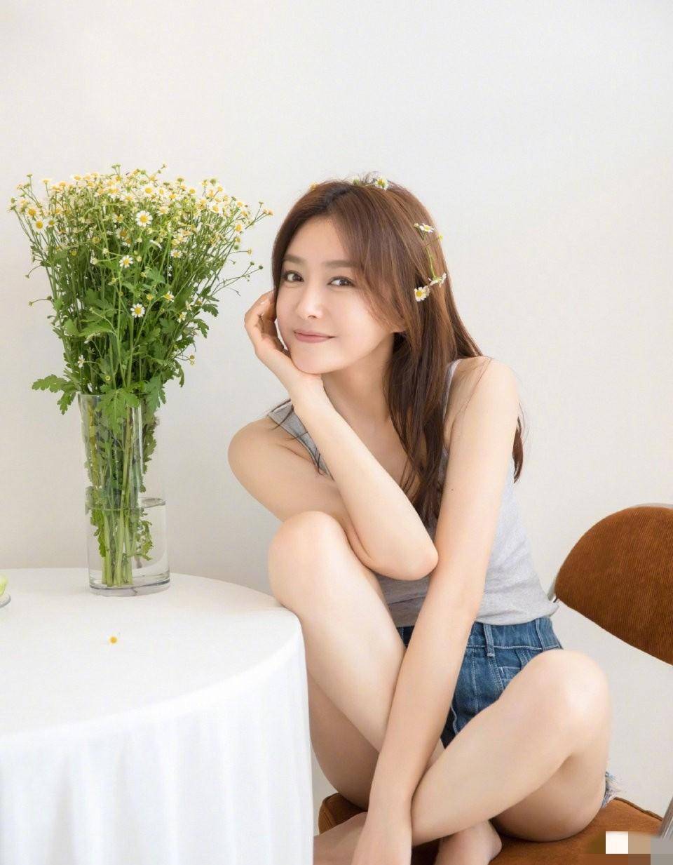 原创41岁秦岚好清纯晒男友视角写真短裤背心美似18岁少女