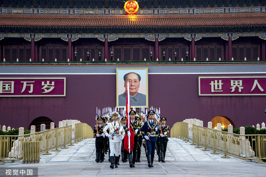 喜迎八一建军节 数万群众天安门广场观看升旗仪式-搜狐大视野-搜狐新闻