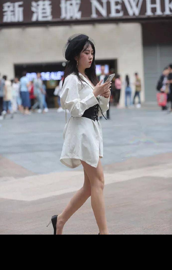 原创美女脚上搭配上一双银色的高跟鞋十分的气质经典时尚又有魅力