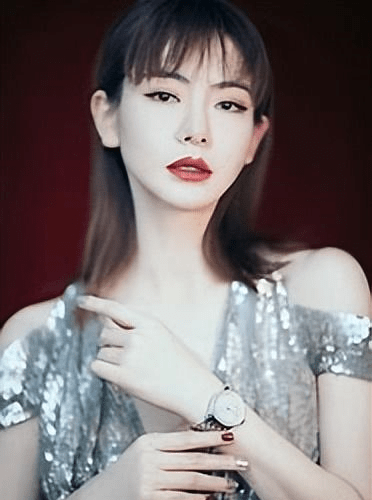 原来戚薇参加王思聪节目《小葱秀》时,作为第一期嘉宾登场.