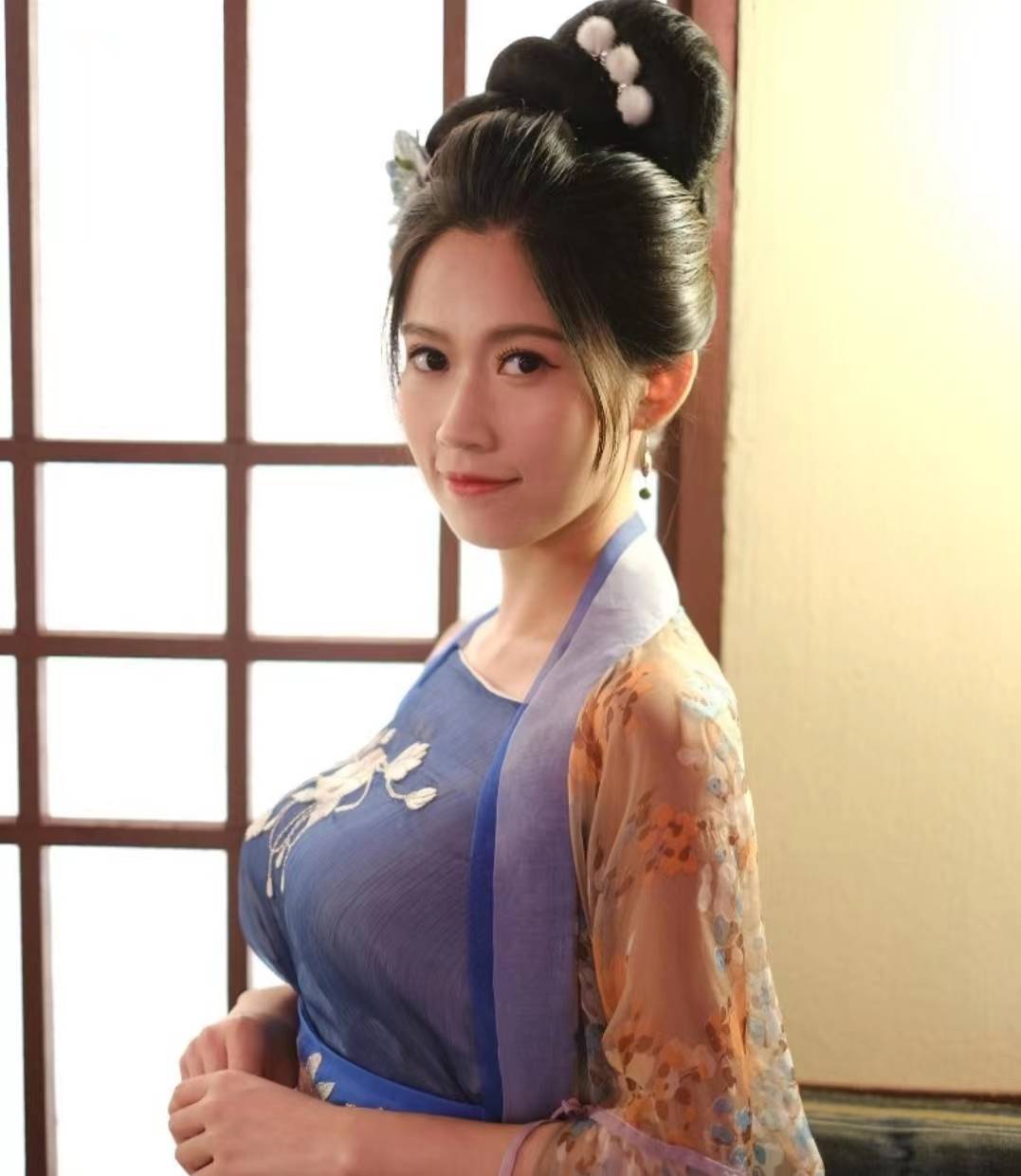 tvb新一代小花古装造型被指夸张,丰满上围引网友关注_黄婧灵_剧集