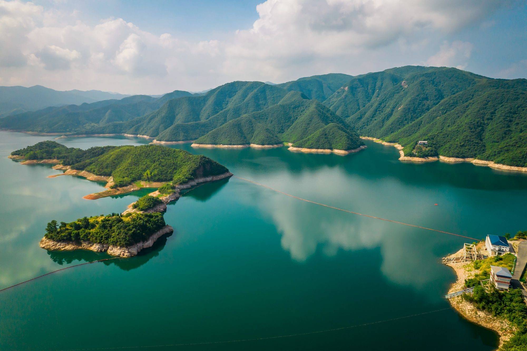 安徽六安梅山水库,这里的人工湖风光秀美,俯览如同江南风情画