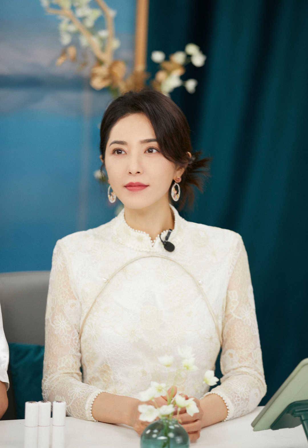 原创曾黎没结婚就是美丽得好穿黑色皮革套装飒爽精致气场全开
