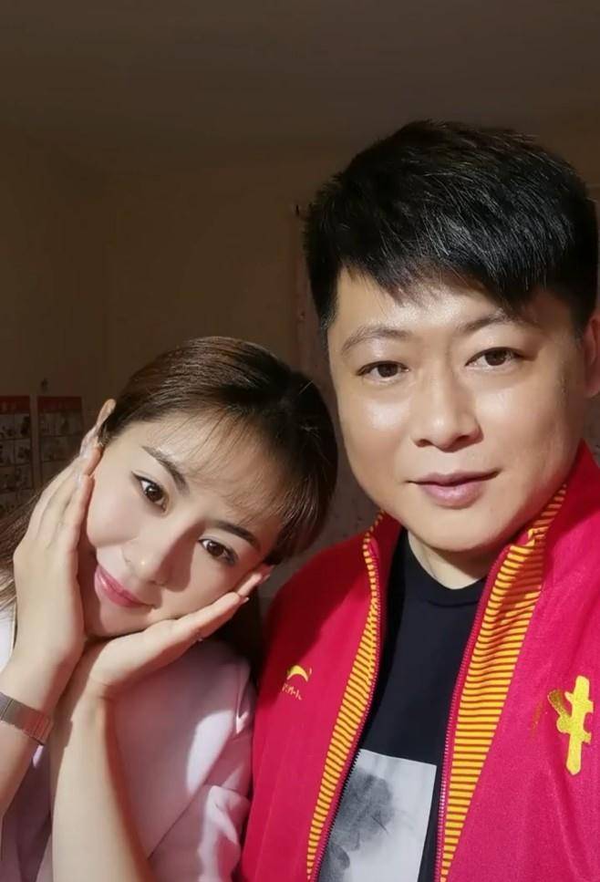 乡爱谢永强与王小蒙同框,猛夸对方真美笑得一脸宠,网友:真般配_生活