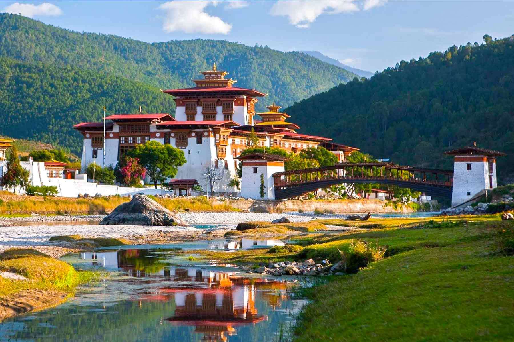不丹是我们的邻国,近些年来,前往不丹旅行的人越来越多,为了风景,为了
