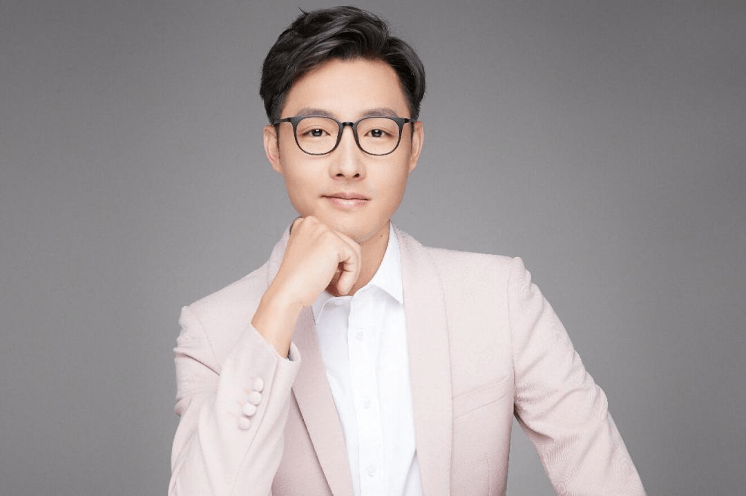 主持人赵音奇近照曝光,央视辞职5年已改行,帅小伙变成中年大叔_英语