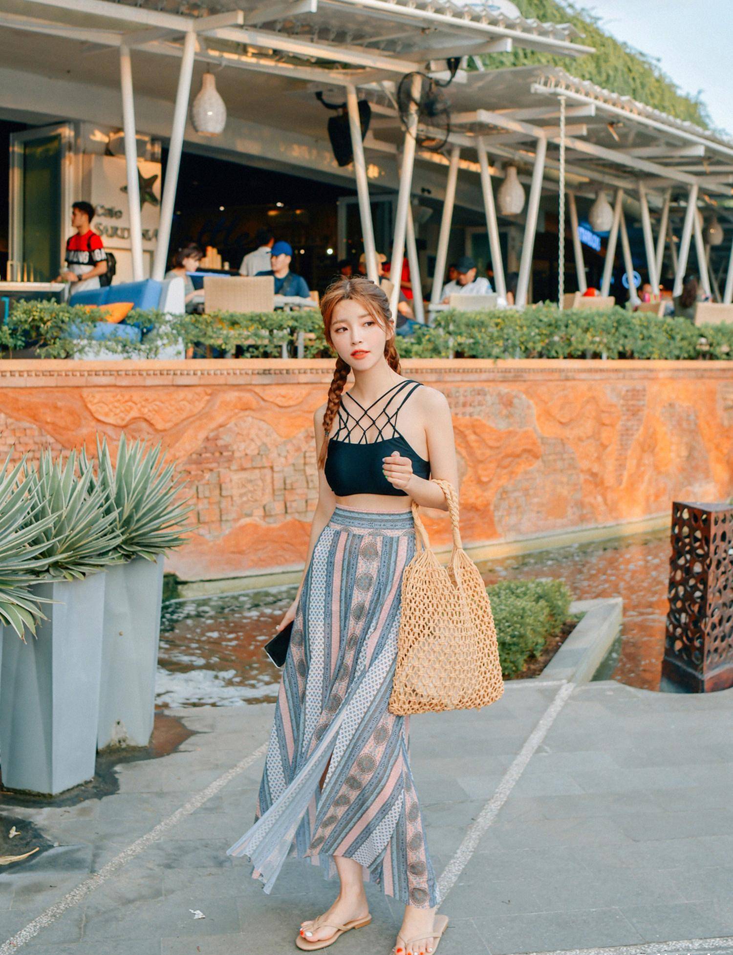原创美女小姐姐清凉的夏日穿搭同时展现出了青春甜美阳光和小时尚