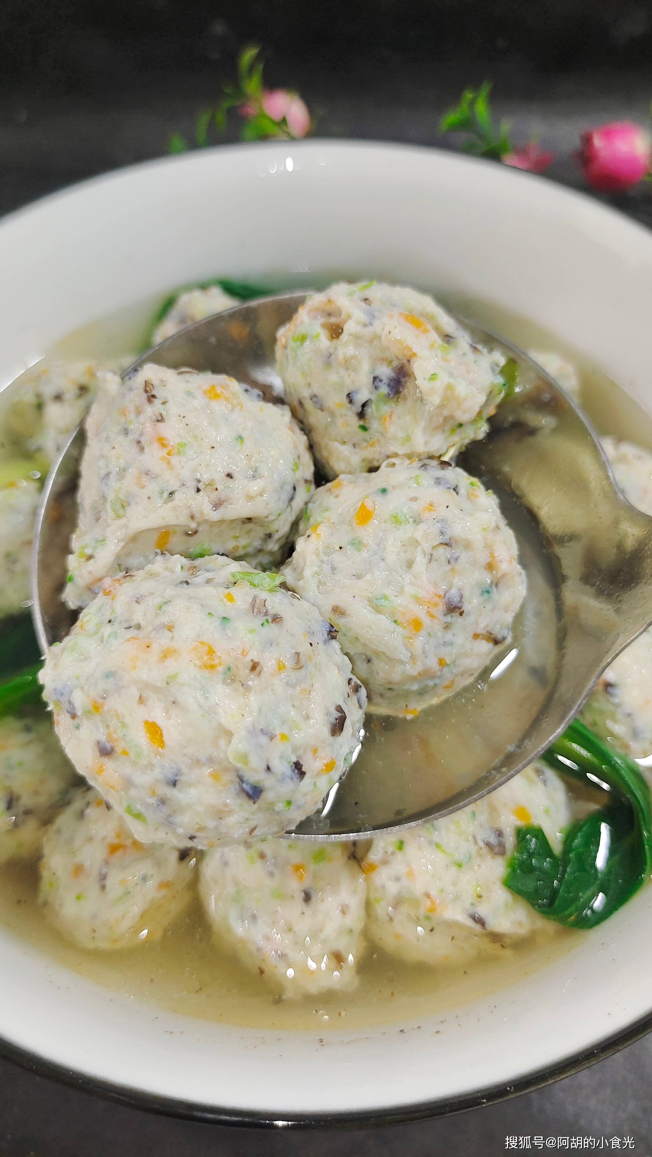 为大家分享一个清淡营养又低脂的"汆蔬菜鸡肉丸子"的做法,希望大家