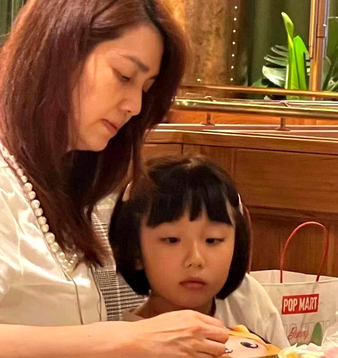 缺少老公张丹峰的陪伴,洪欣独自带女儿出门,素颜形象异常憔悴_张晞彤