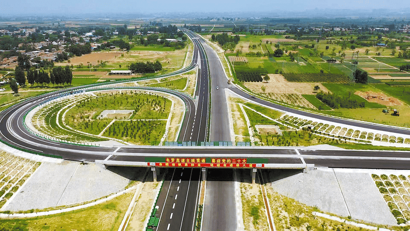 公路项目主体全线贯通沥青上面层铺设完成随着韦罗高速大荔互通区主线
