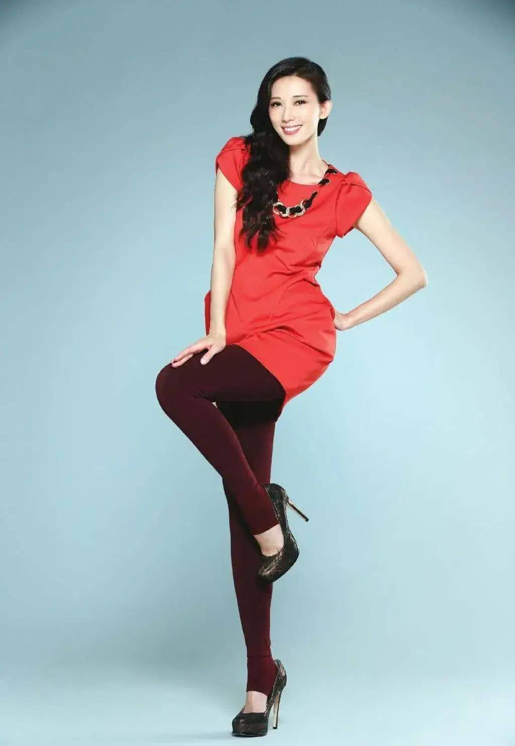 嫁为人妻后的林志玲,穿衣风格太"前卫",包臀短裙裙配丝袜_时尚_连衣裙