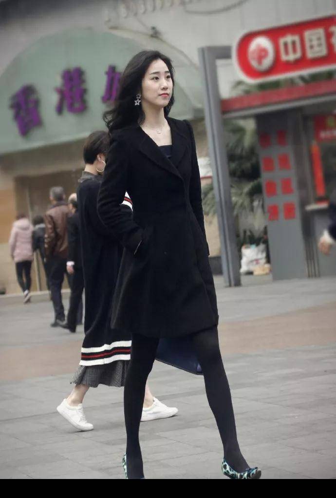 能够让她的身资显得更加的迷人,下半身搭配上一条蓝色的紧身牛仔裤