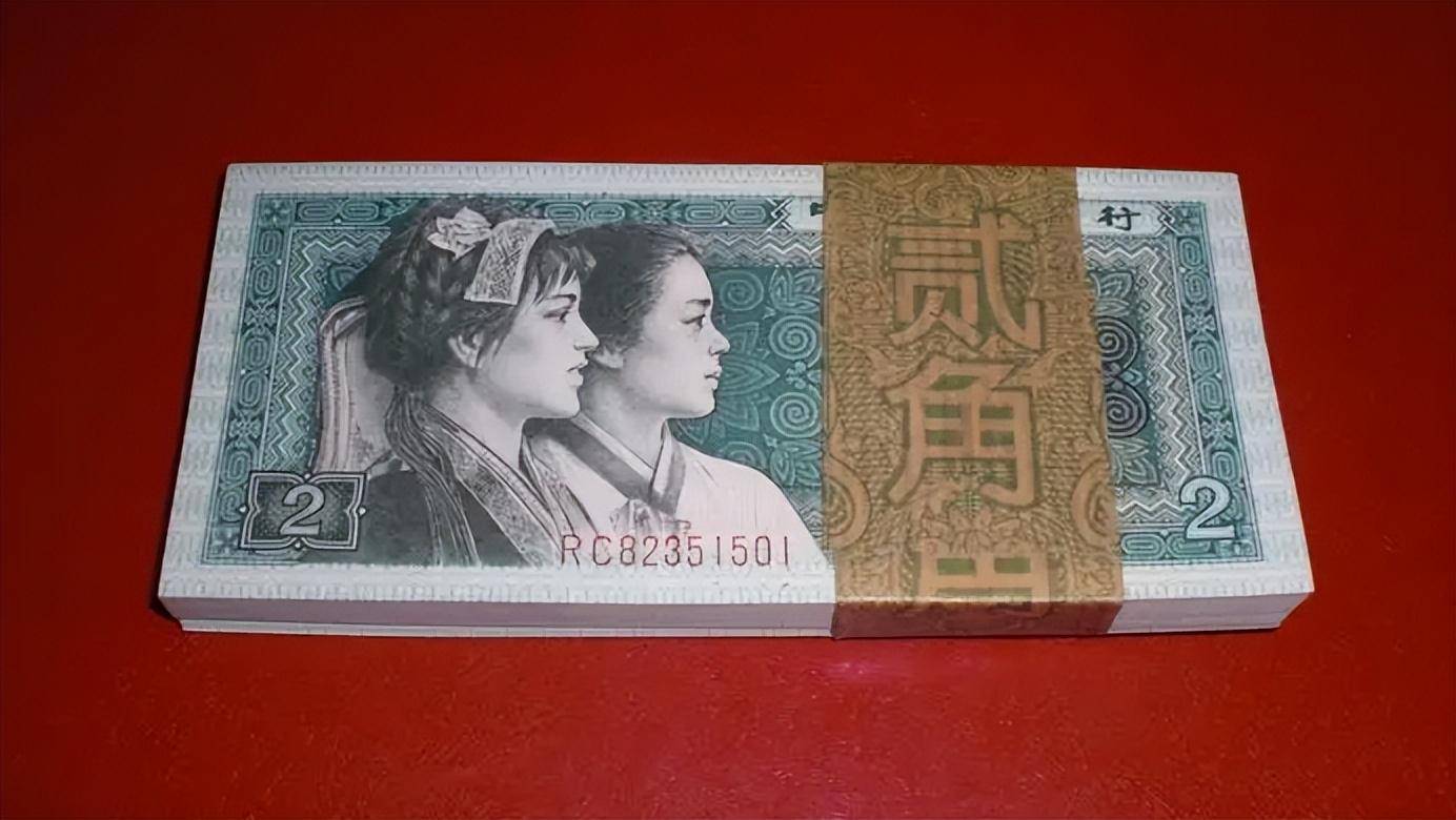 一样,主要是颜色明显偏深,在钱币的市场上入手的不光是时间久远的钱币