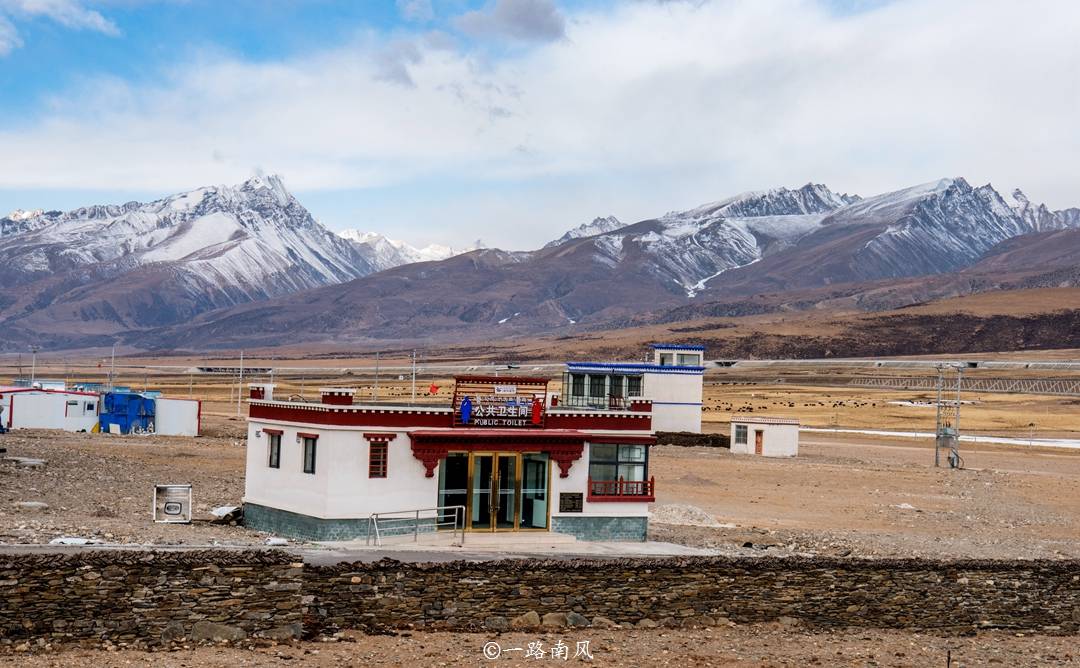 海拔4300米的高颜值厕所，背靠西藏壮丽雪山，距离拉萨约76公里