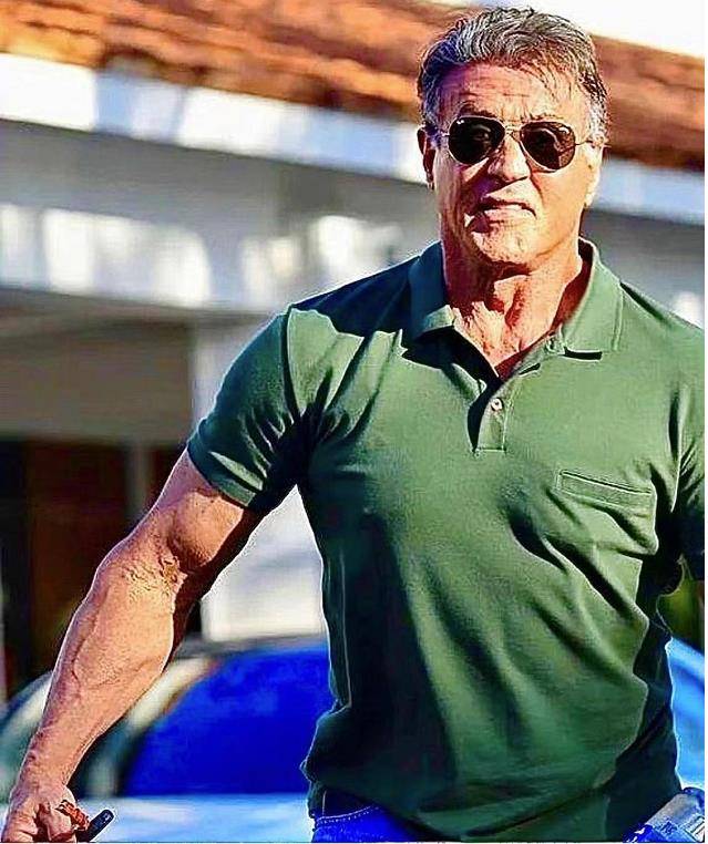 原创76岁史泰龙现状满头白发依旧一身肌肉3个女儿貌美如花