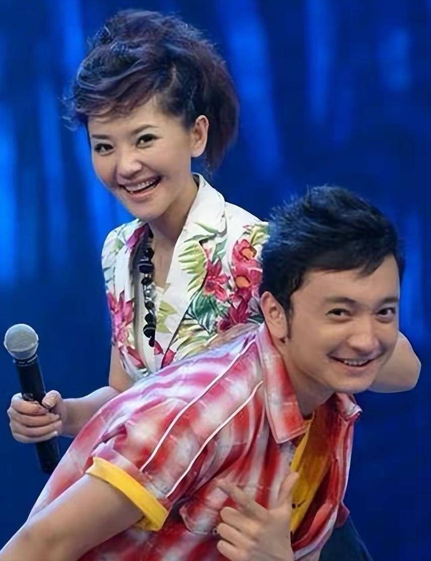 后来,方琼搭档新人尼格买提,两人在《全家总动员》里大放异彩,成为了