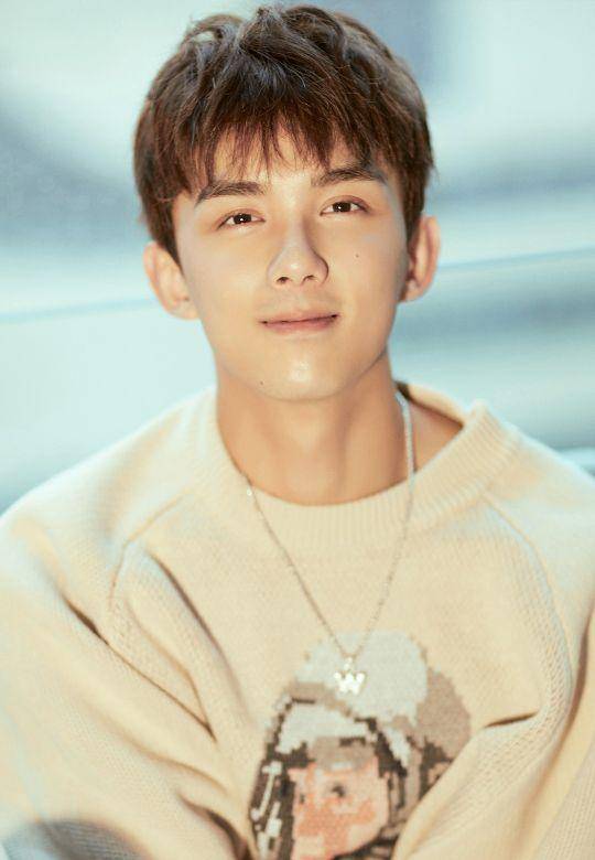 吴磊代言mac,造型油腻带着一丝娘的气息,还我们清爽的国民弟弟_费也