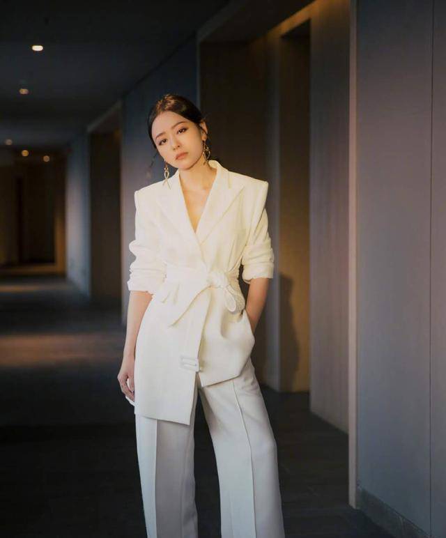张靓颖穿搭太抢眼一身白色西装时尚稳重私服穿搭个性满满