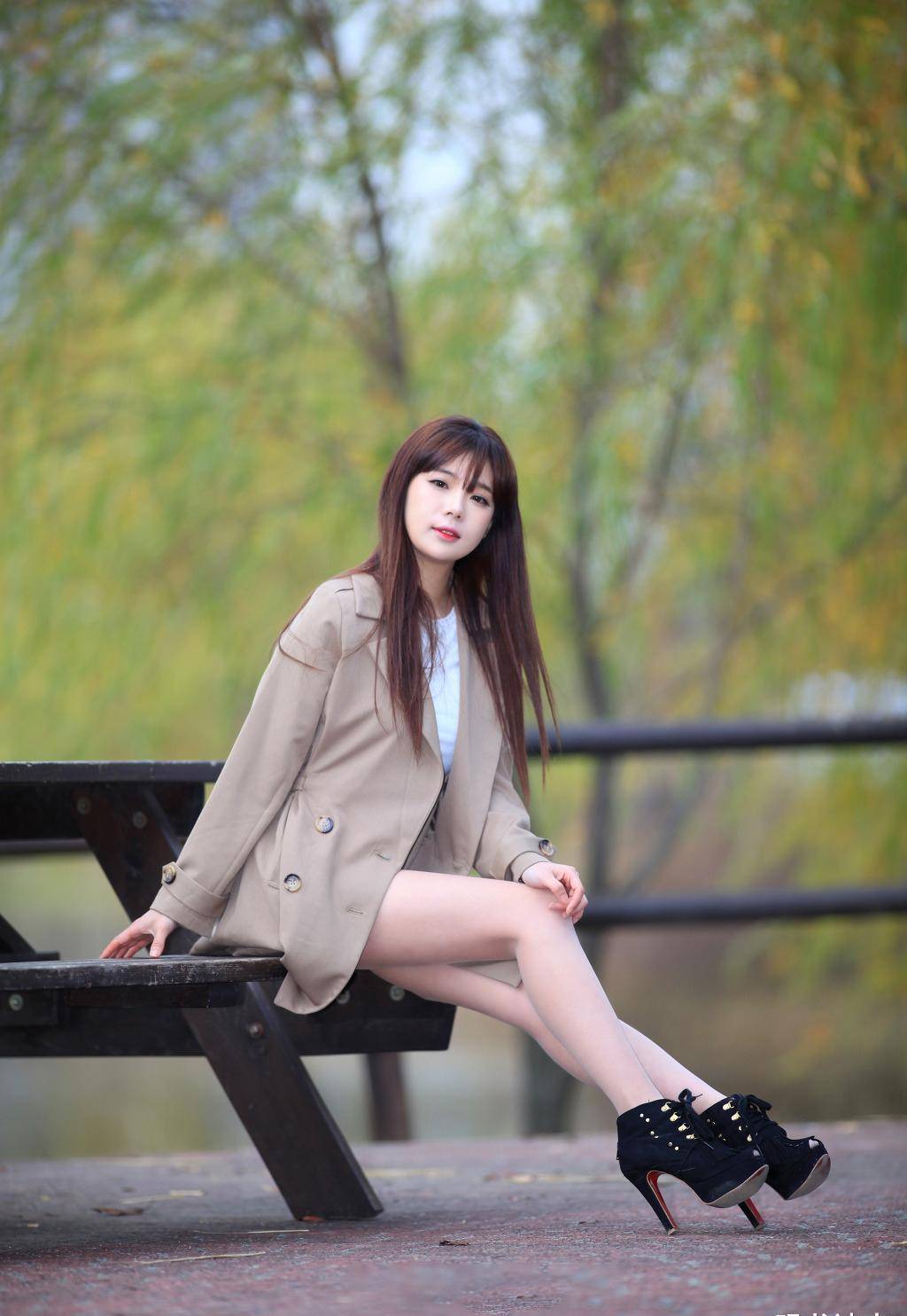 爱摄影的美女模特,风衣配热裤的穿搭,一双美腿时尚又迷人_长相_姐姐
