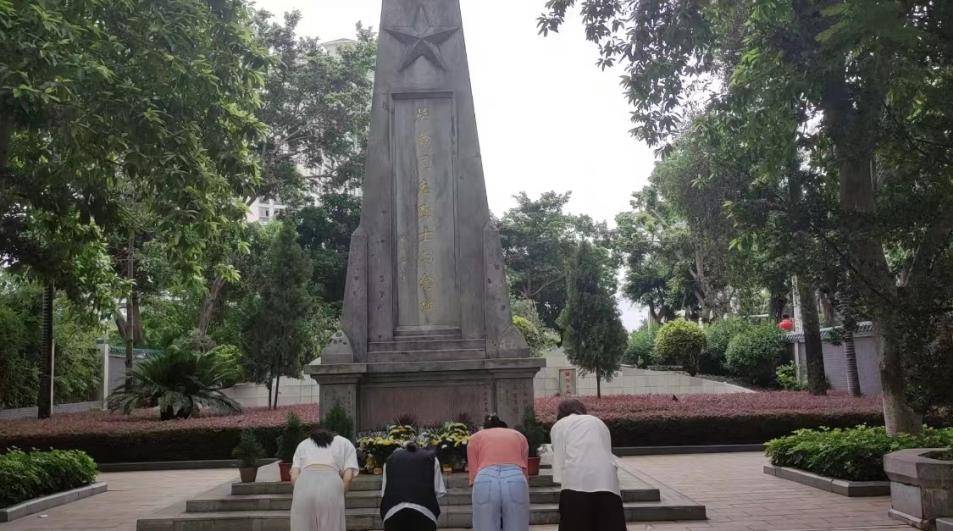 (吳勤同志烈士紀念碑)吳勤烈士陵園地處市中心的不遠處,卻隔絕了車水