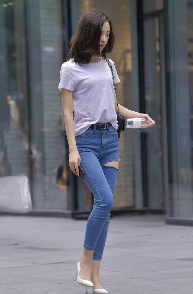 原创路人街拍小姐姐凹凸有致配上时尚低身材裙呈现时尚美