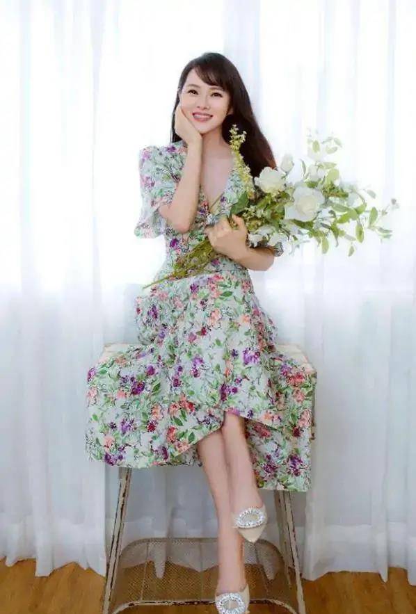 原创伊能静的冻龄穿搭告诉我们年纪大的女人这样穿也可以很美